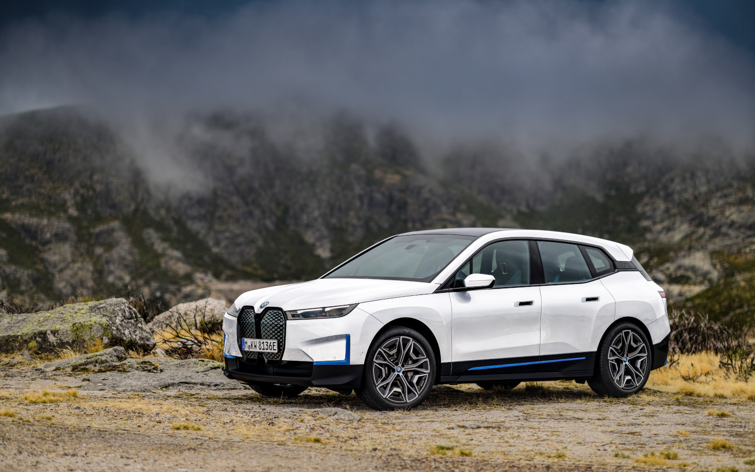 Comparison - Zeekr X Electric 2024 - vs - BMW iX xDrive50 2022 | SUV Drive